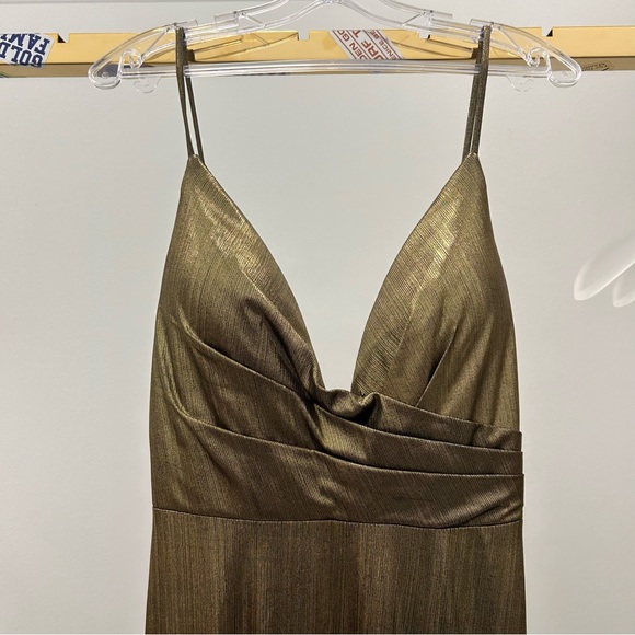 Mac Duggal Metallic Low-Back Plunge Column Gown - Picture 5 of 12